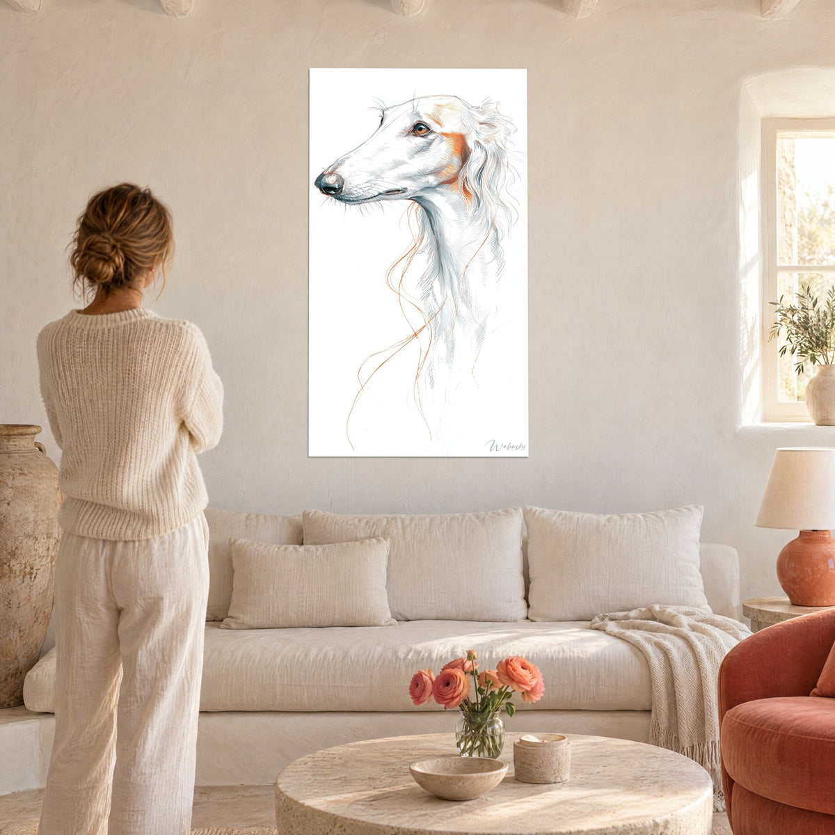 Gemälde eines weißen Barsoi mit feiner Schnauze und bernsteinfarbenem Auge, orangefarbene Akzente, über einem Sofa in einem hellen Wohnzimmer