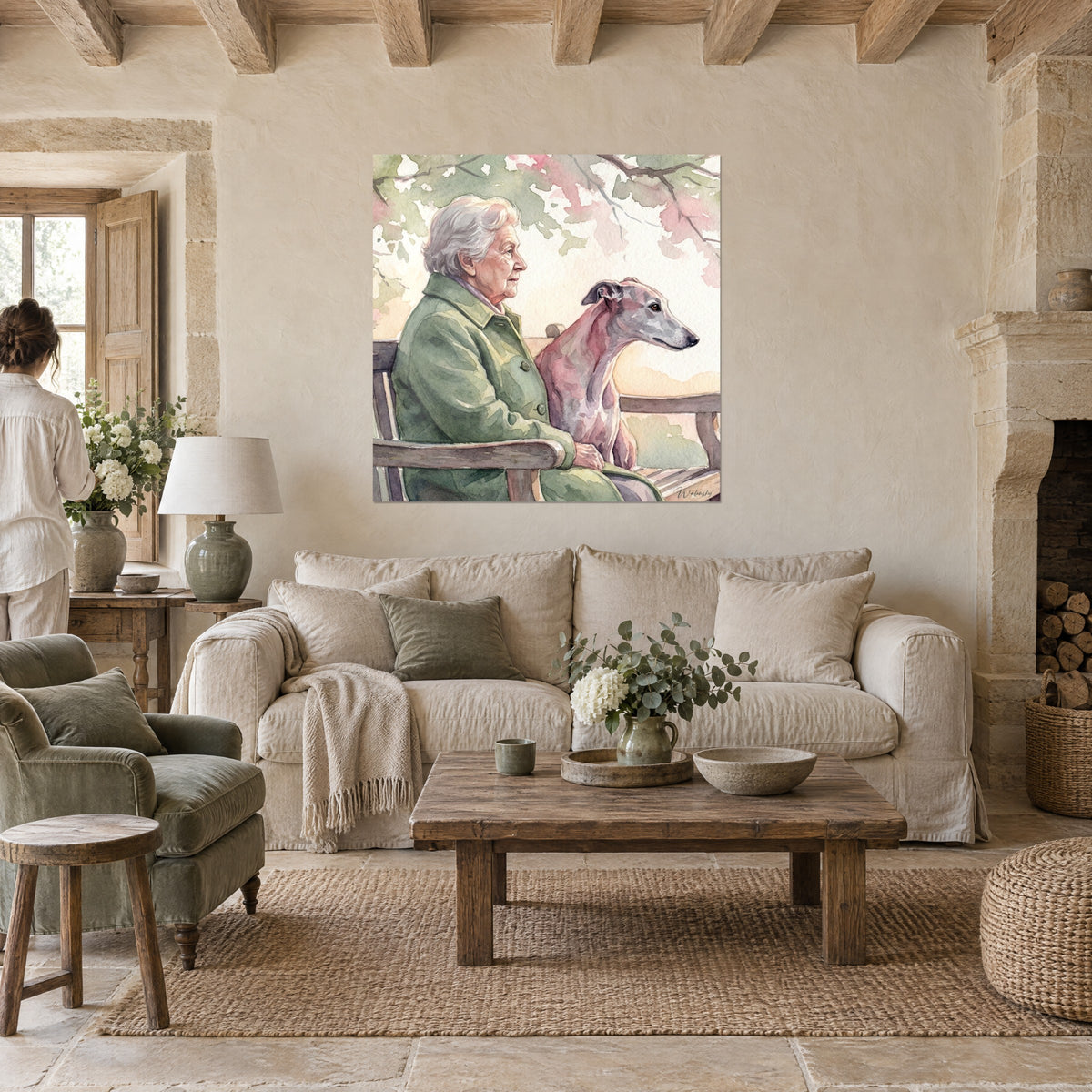 Schilderij van een oudere dame met zilvergrijs haar in een saliegroene jas, met een grijsroze windhond naast zich, boven een bank in een lichte woonkamer