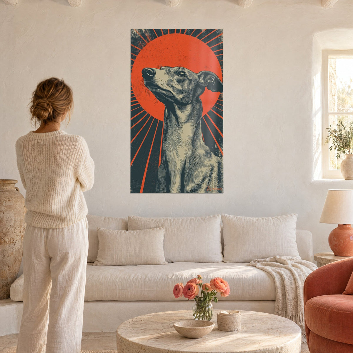 Tableau lévrier whippet au museau levé, halo orange vif et rayons sur fond ardoise, au-dessus d'un canapé dans un salon lumineux