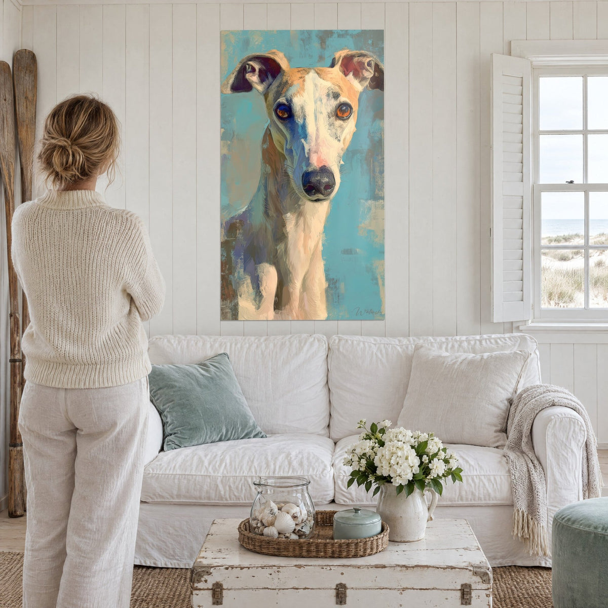 Πίνακας λαγωνικό whippet με κεχριμπαρένια μάτια, φόντο τυρκουάζ και κρεμ, πάνω από καναπέ σε φωτεινό σαλόνι