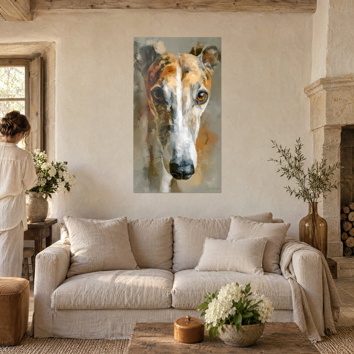 Schilderij van een whippet hazewindhond met amberkleurige ogen, crème en roodbruine vacht in levendige penseelstreken, boven een bank in een lichte woonkamer