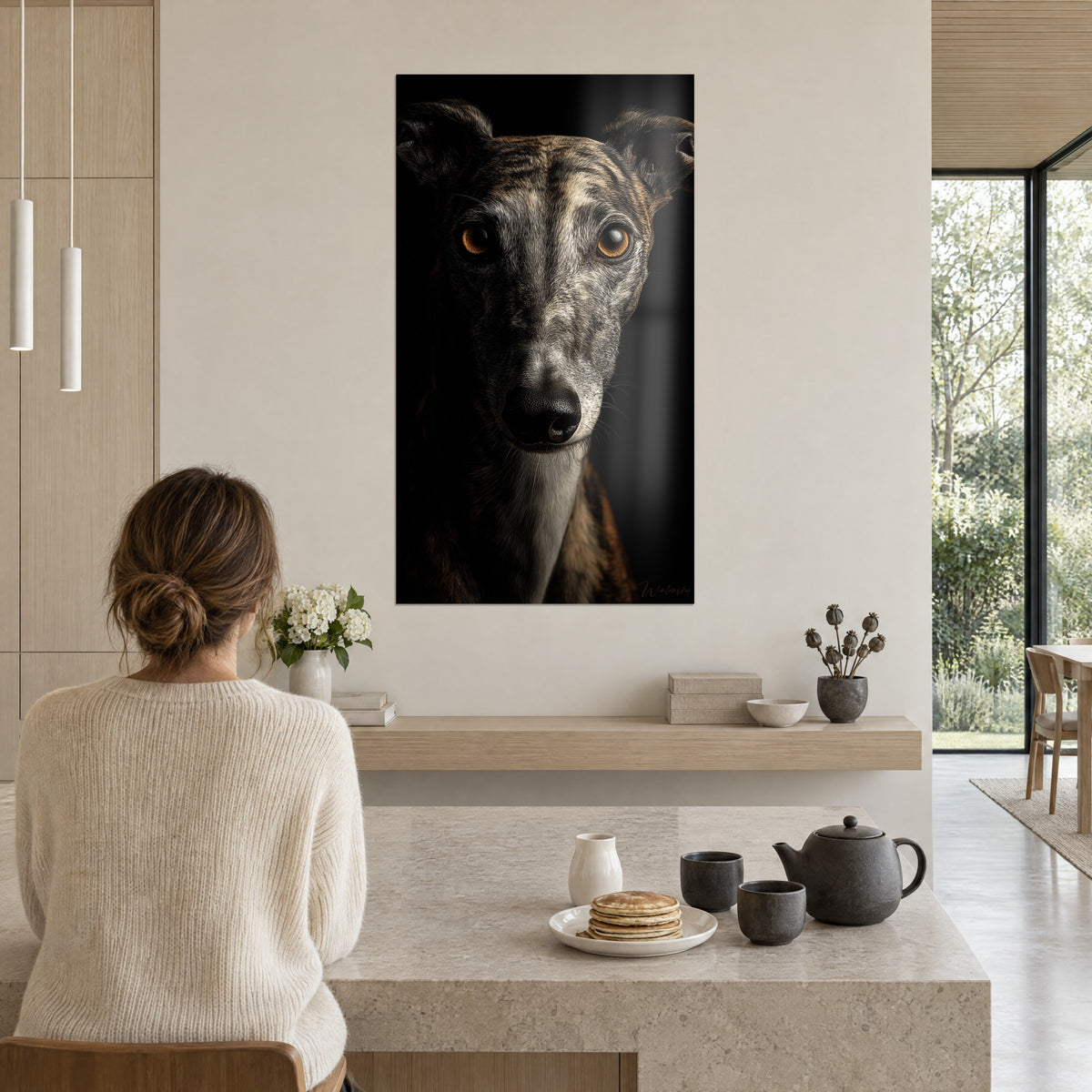 Πίνακας κεφάλι greyhound με πεσμένα αυτιά, ασημένιο και χαλκοκόκκινο τρίχωμα, κεχριμπαρένιο βλέμμα, παρατηρείται από γυναίκα από την πλάτη με κρεμ πουλόβερ
