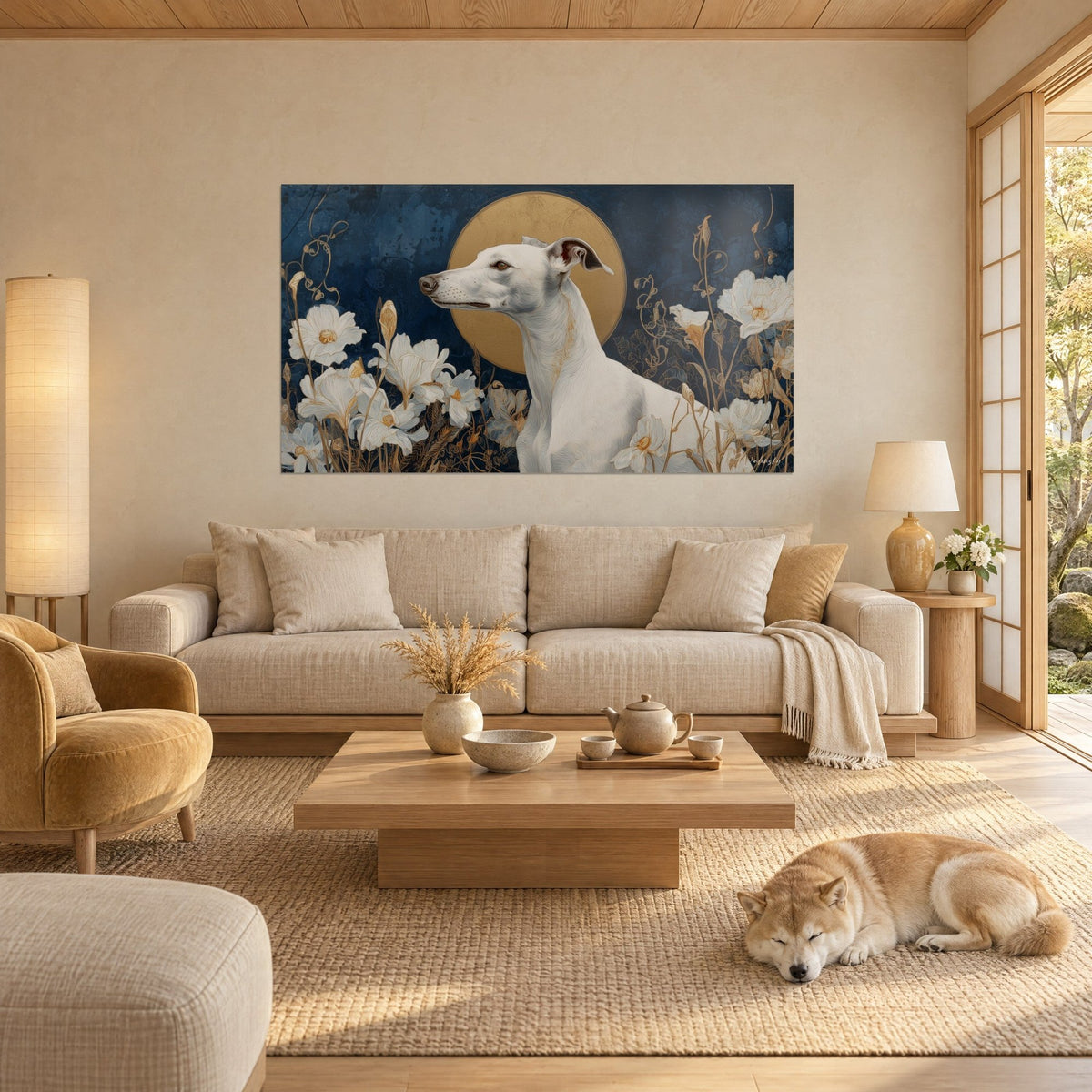 Schilderij witte windhond in profiel voor een gouden schijf op een nachtblauwe achtergrond, ivoorkleurige lelies, boven een bank in een lichte woonkamer