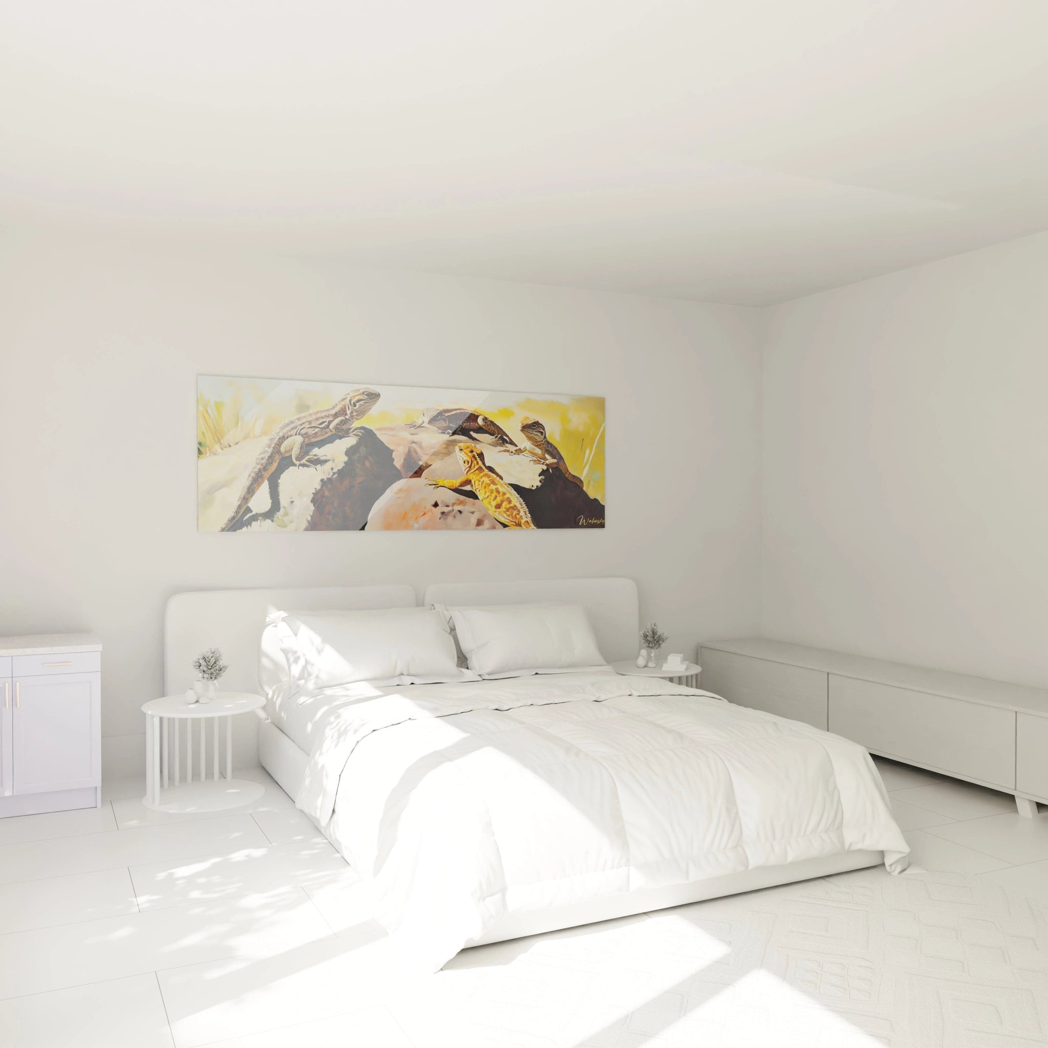 Tableau lézard Walensky décoratif avec des lézards colorés accroché au-dessus d'un lit dans une chambre lumineuse