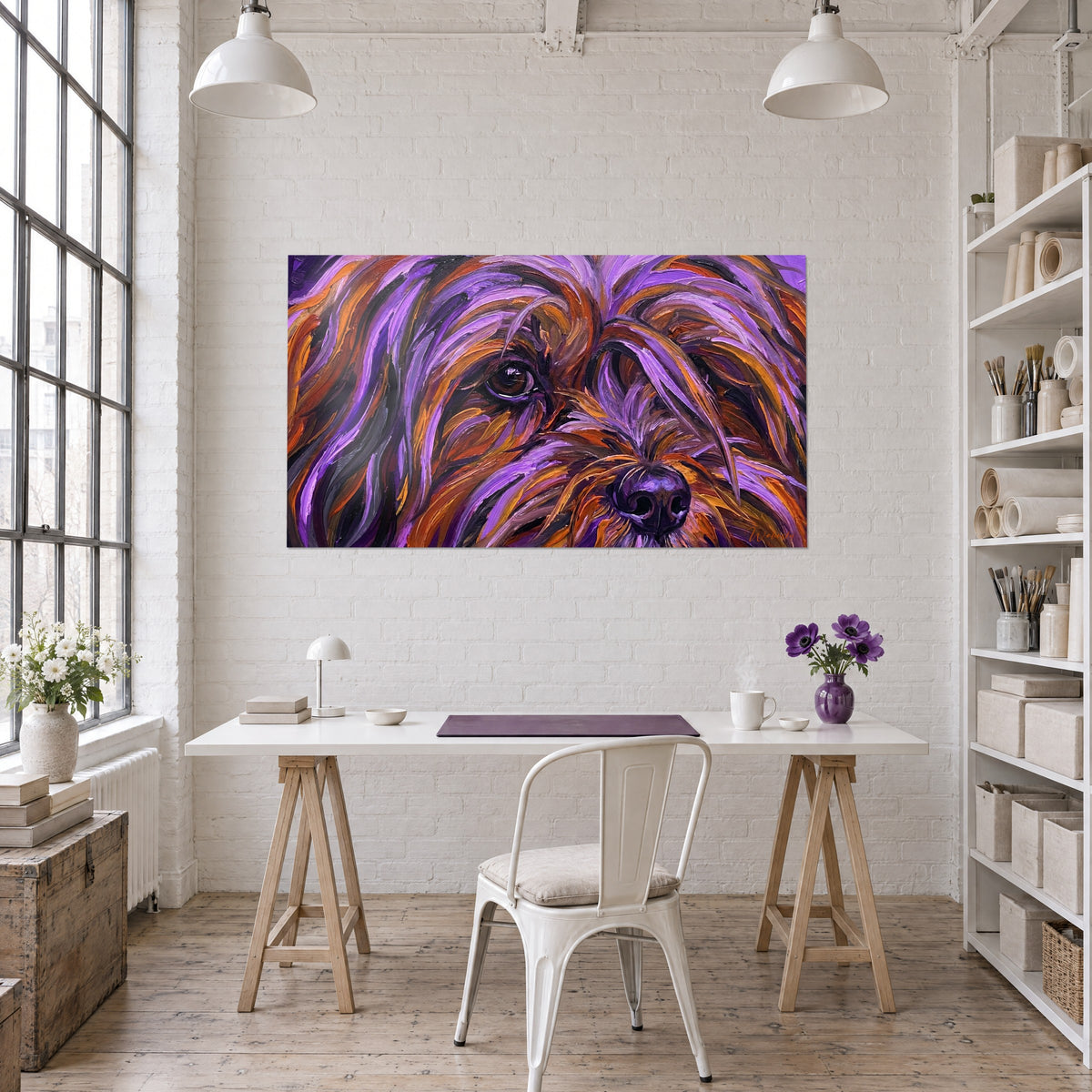 Quadro di un cucciolo barbuto in impasti viola e arancio spessi, occhio scuro lucido, sopra una scrivania bianca e una libreria