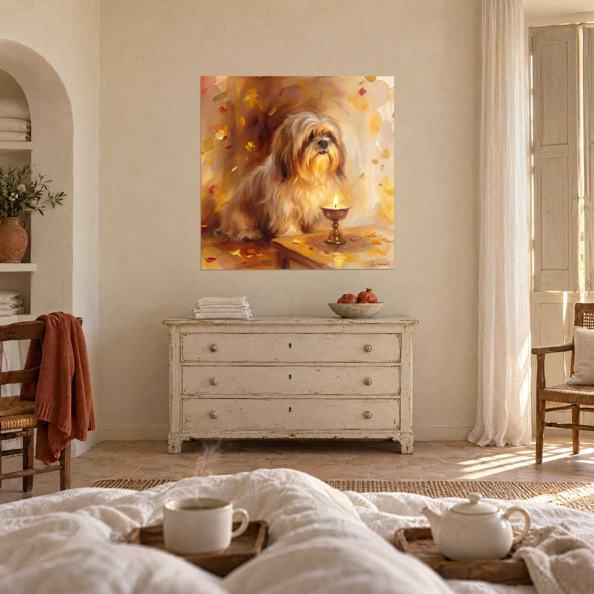 Πίνακας σκυλάκι με μακριά ξανθιά και καφέ τρίχα που φυλάει ένα κερί, έντονα κόκκινα πέταλα, πάνω από κρεβάτι σε φωτεινή κρεβατοκάμαρα