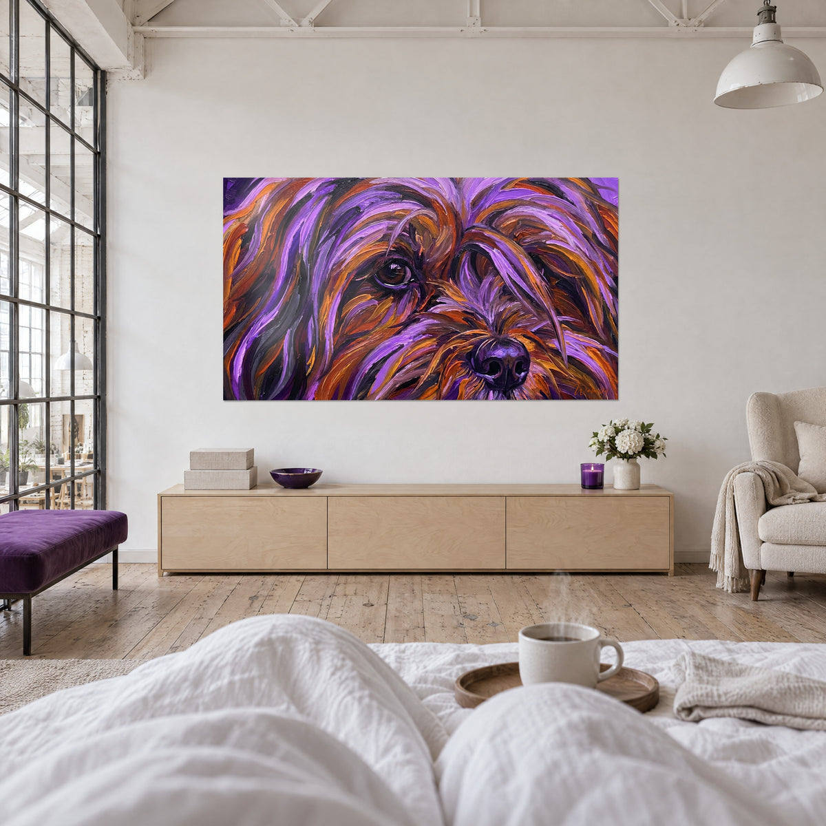 Quadro di cane con frangia porpora e ramata, primo piano sull'occhio, sopra un letto in una camera luminosa