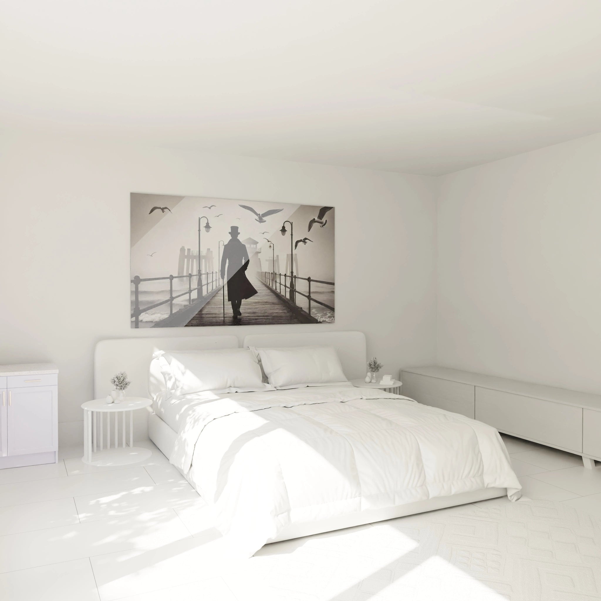 Ce tableau noir et blanc installé au-dessus du lit dans une chambre crée une atmosphère apaisante, mélangeant calme brumeux, pont déserté et lumière douce pour une décoration élégante et mystérieuse.

