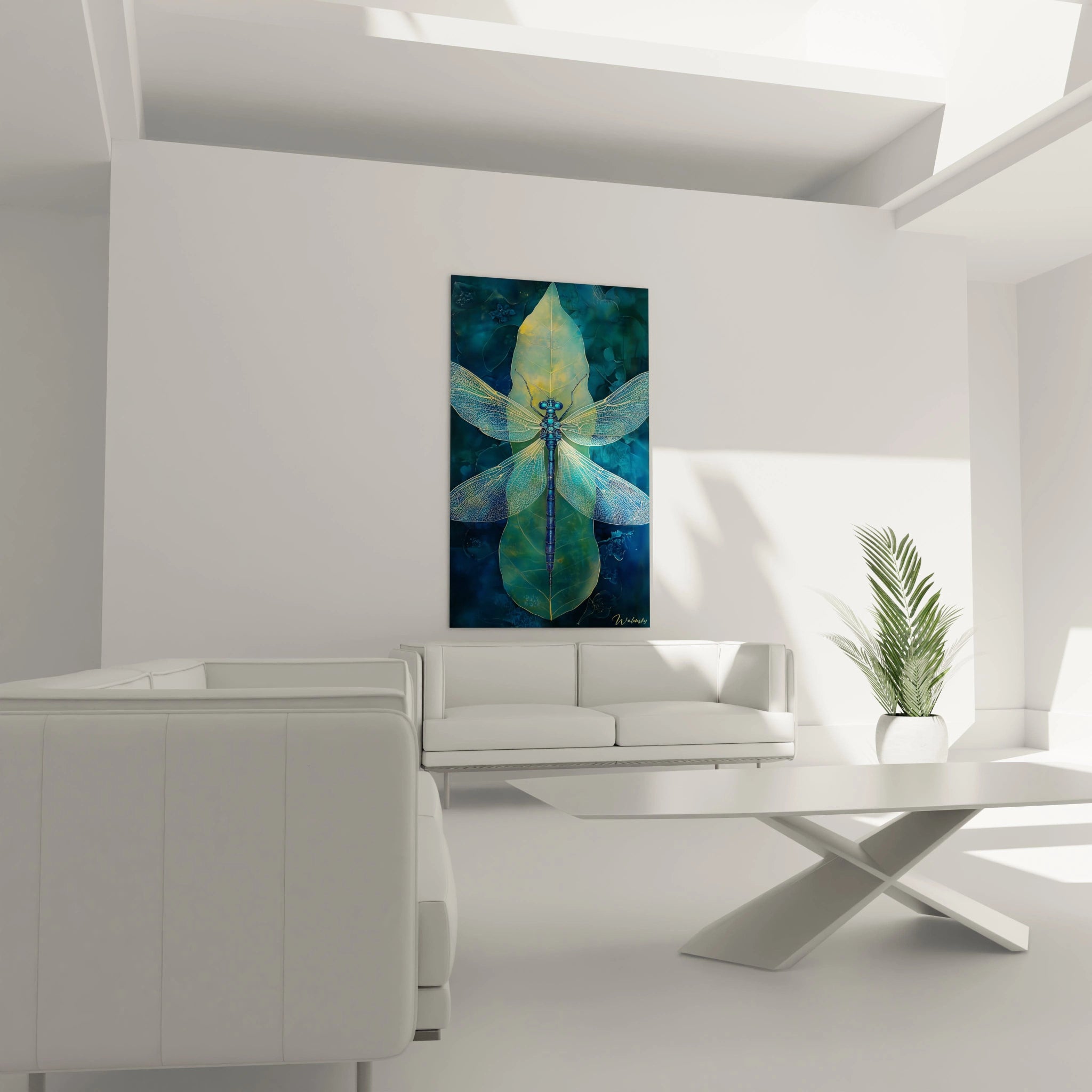 Un tableau libellule en grand format présentant l'insecte aux ailes déployées symétriquement, corps segmenté bleu métallique, sur feuille vert-jaune, avec traitement réaliste des textures et fond bleu mystérieux.
