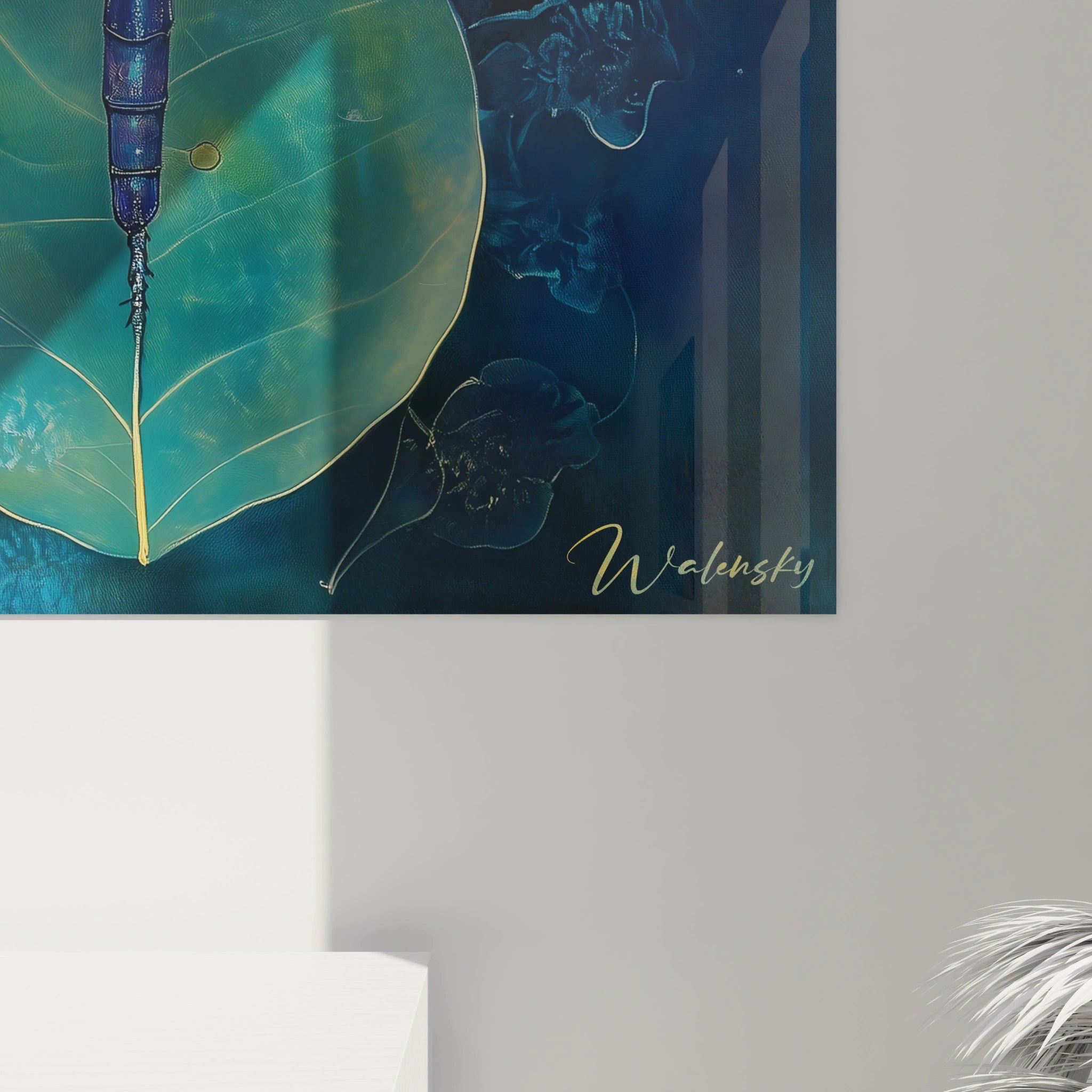 Un tableau libellule artistique capturant l'anatomie précise de l'insecte avec ailes diaphanes aux nervures dorées, corps bleu iridescent et feuille lumineuse, sur arrière-plan bleu profond texturé.
