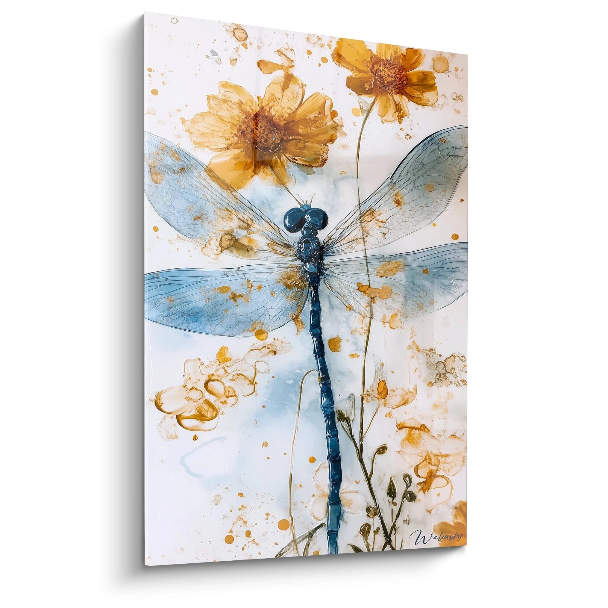 Un tableau libellule représentant un spécimen bleu aux ailes transparentes entouré de fleurs jaunes sur fond blanc. La composition mêle techniques fluides et détails précis avec éclaboussures dorées et textures aquarellées.
