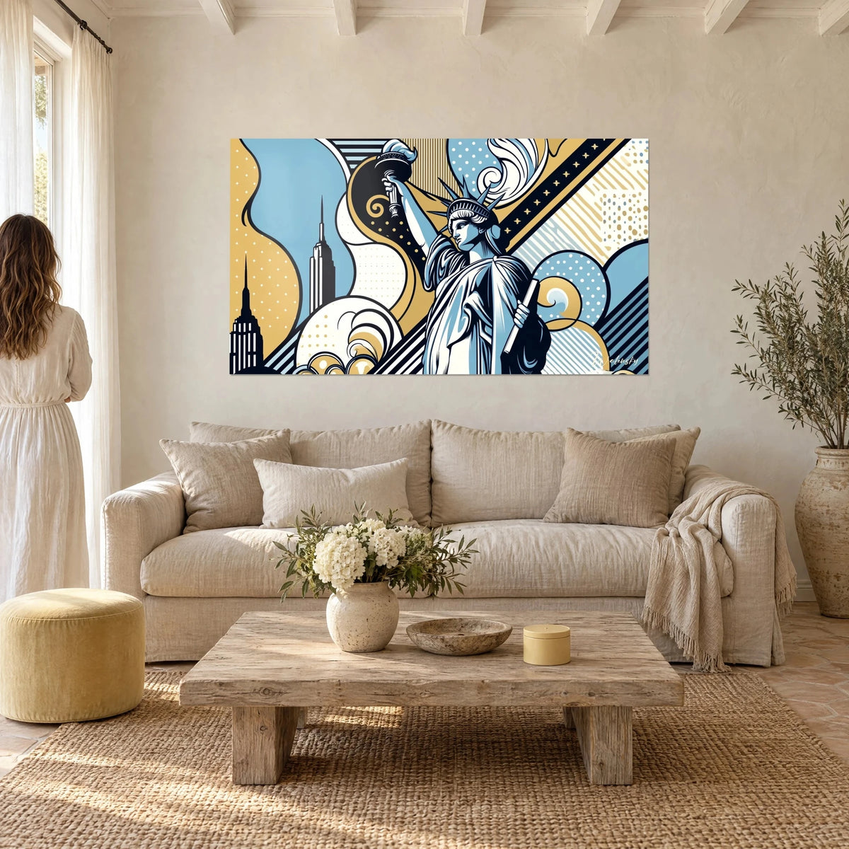 Gemälde Freiheitsstatue im Pop-Art-Stil in Himmelblau und Gold, erhobene Fackel, Empire State Building, über einem Sofa in einem hellen Wohnzimmer
