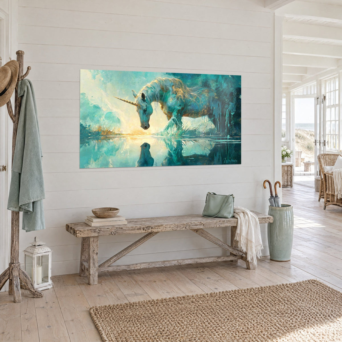 Tableau créature à corne torsadée dorée, reflet miroir dans un lac turquoise et ivoire, sur un mur blanc lambrissé de maison
