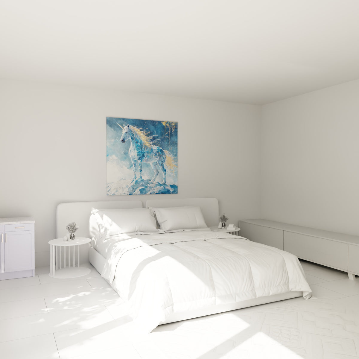 Licorne au pelage bleu fragmenté et crinière dorée, accrochée au-dessus d'un lit dans une chambre claire