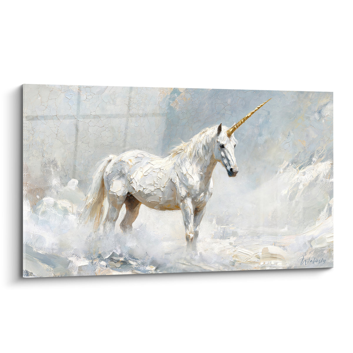 Licorne blanche à corne dorée dressée dans une brume bleu pastel et argentée