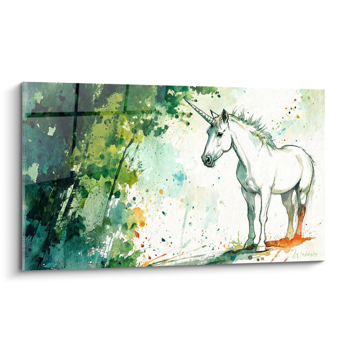 Licorne blanche de profil, corne dressée, entourée de vert sauge et d'éclats orangés en aquarelle