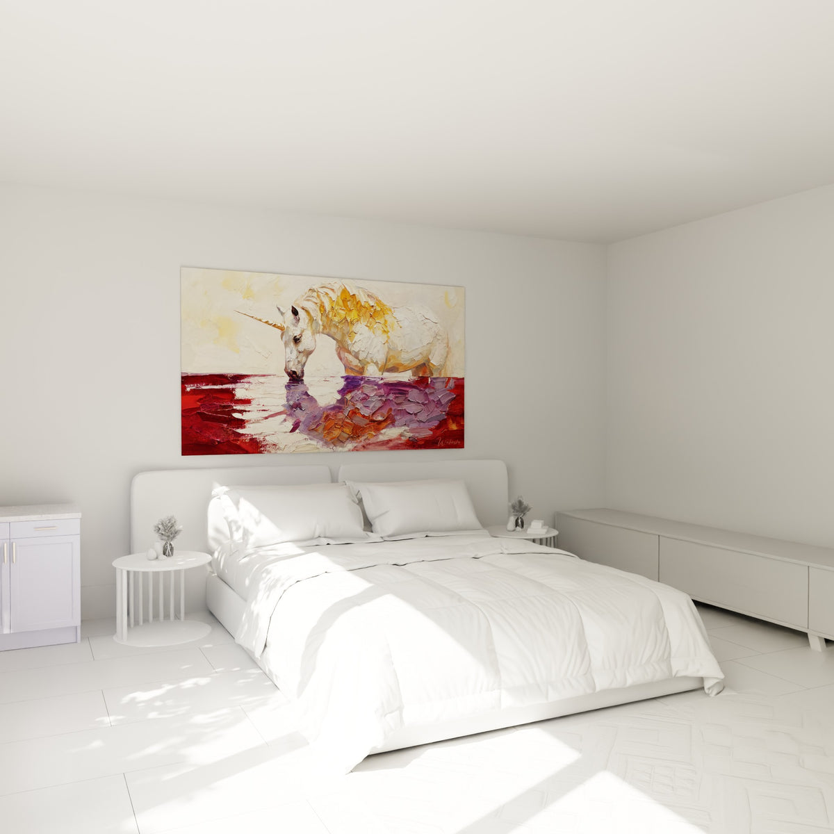 Licorne dorée et blanche s'abreuvant, accrochée au-dessus d'un lit dans une chambre claire