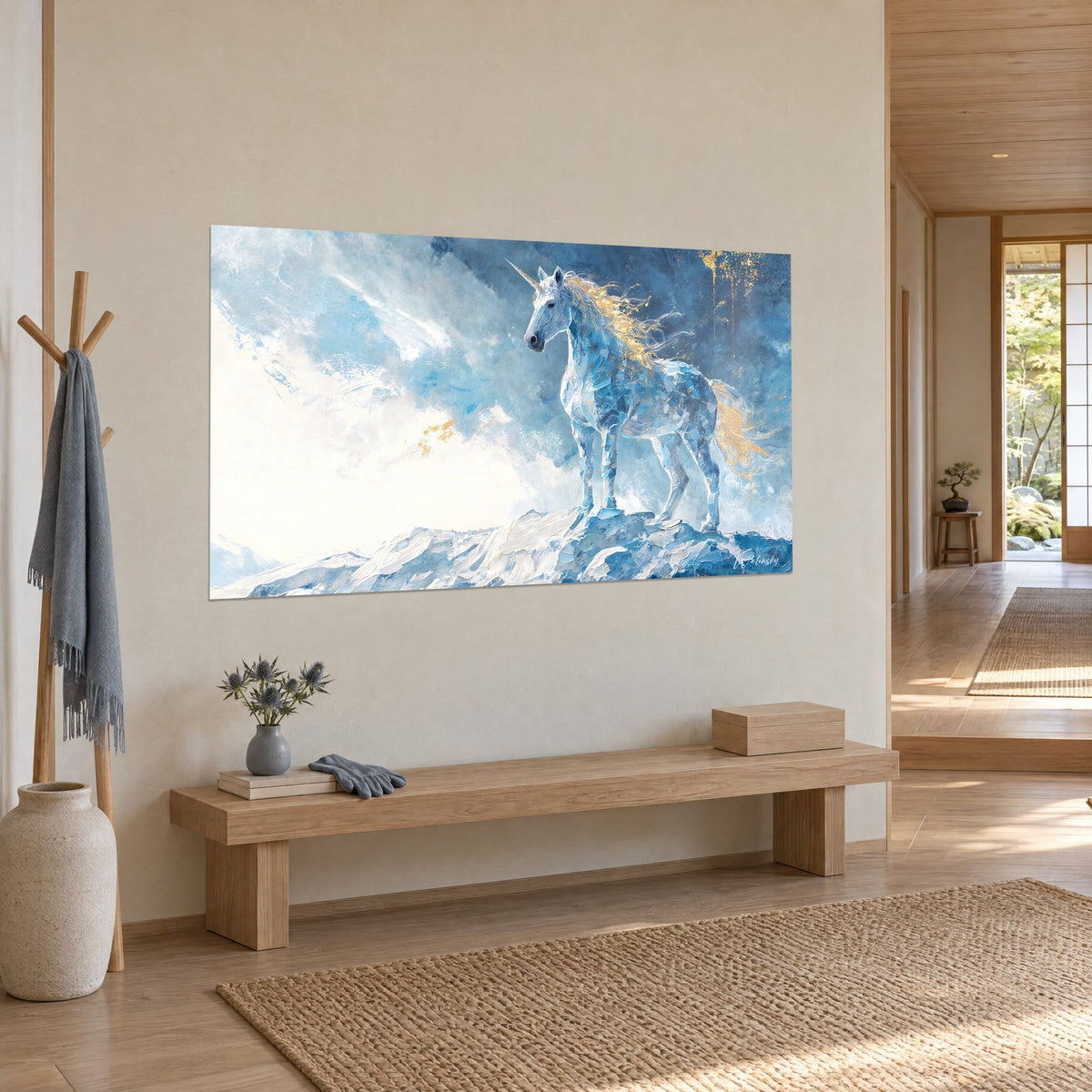 Quadro di cavallo fantastico con corno d'avorio, manto sfaccettato blu cobalto e dettagli dorati, appeso in un corridoio japandi in legno chiaro