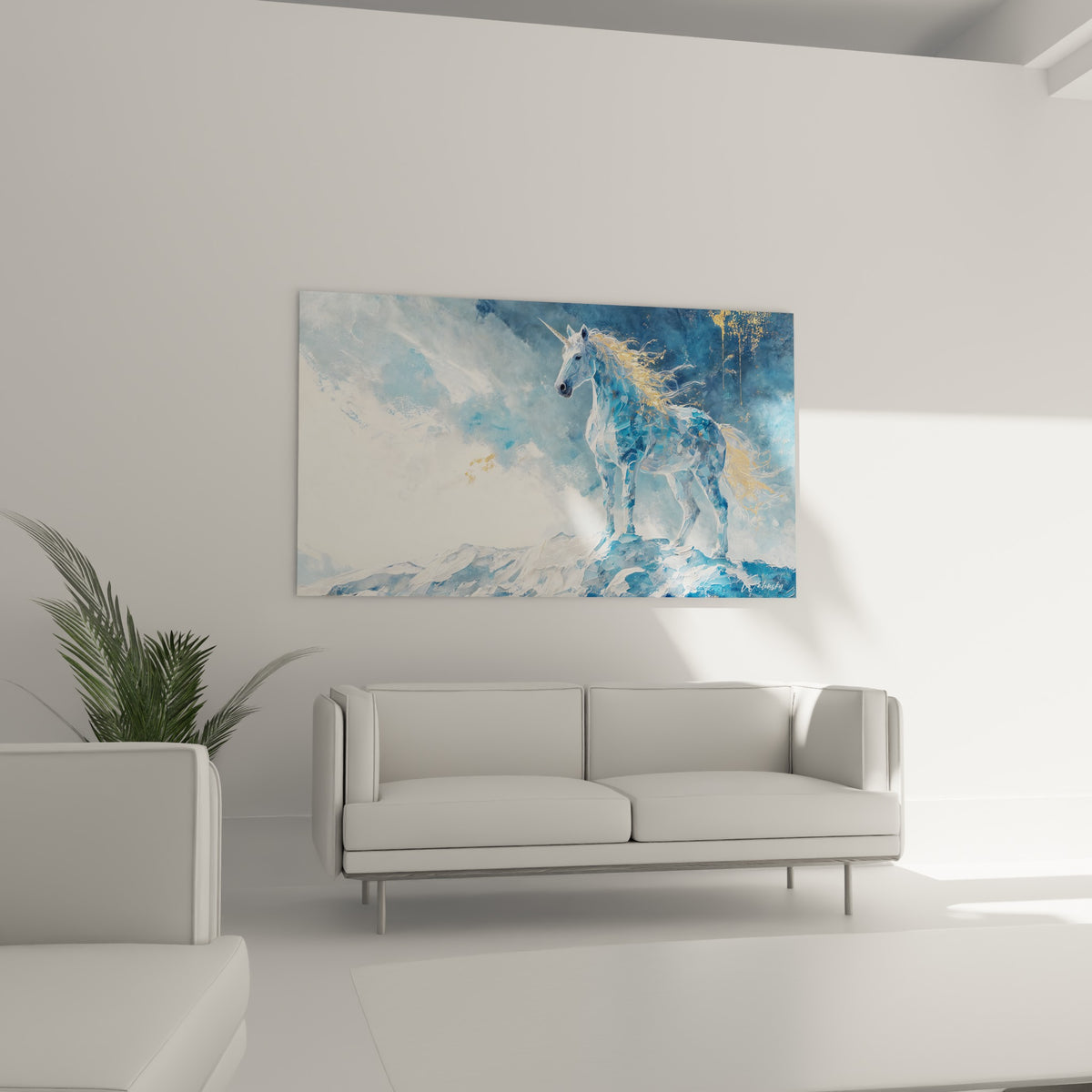 Animal fantastique au pelage bleu glacier et crinière dorée accroché au-dessus d'un canapé dans un salon lumineux