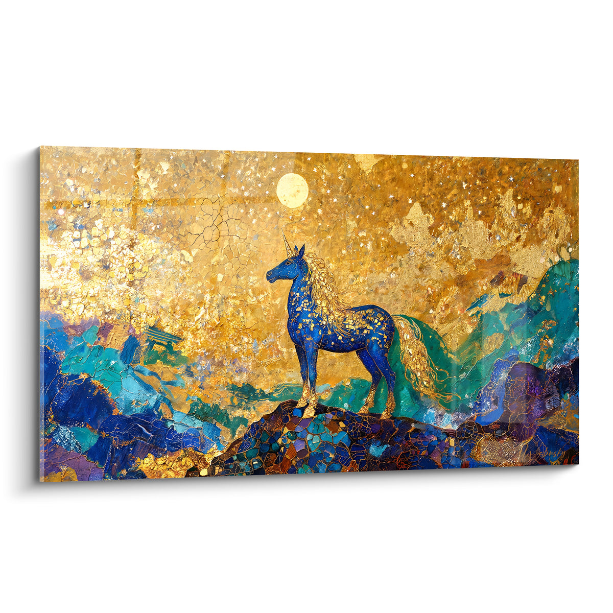 Licorne bleue et dorée dressée sur un rocher mosaïque sous une lune pâle et étoilée