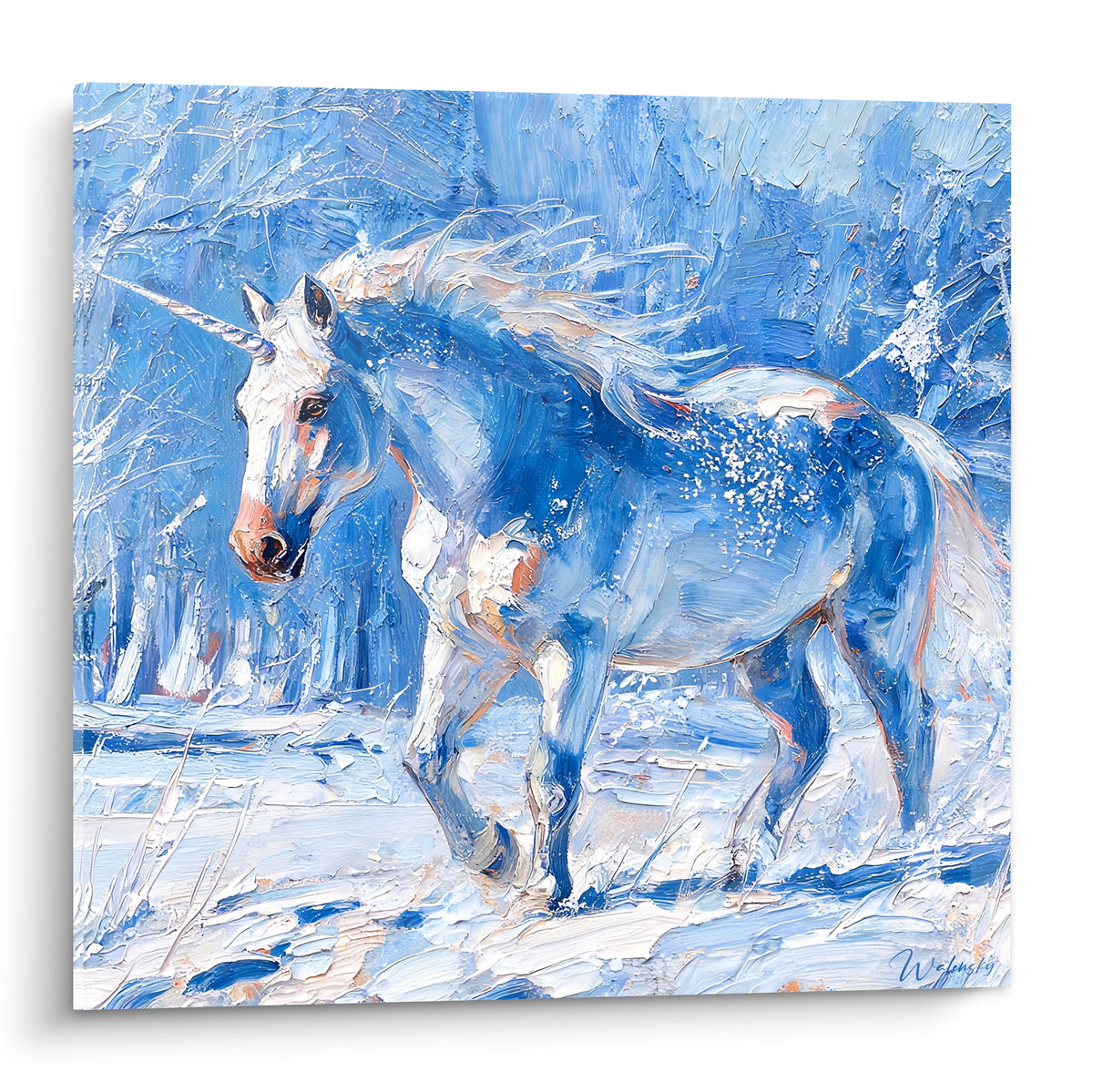 Licorne bleu marine et blanche au galop dans une forêt enneigée, crinière soulevée par le vent