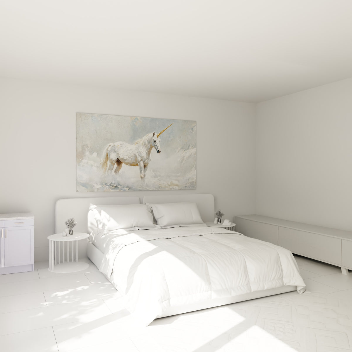 Créature blanche à corne dorée peinte en empâtements, au-dessus d'un lit dans une chambre claire