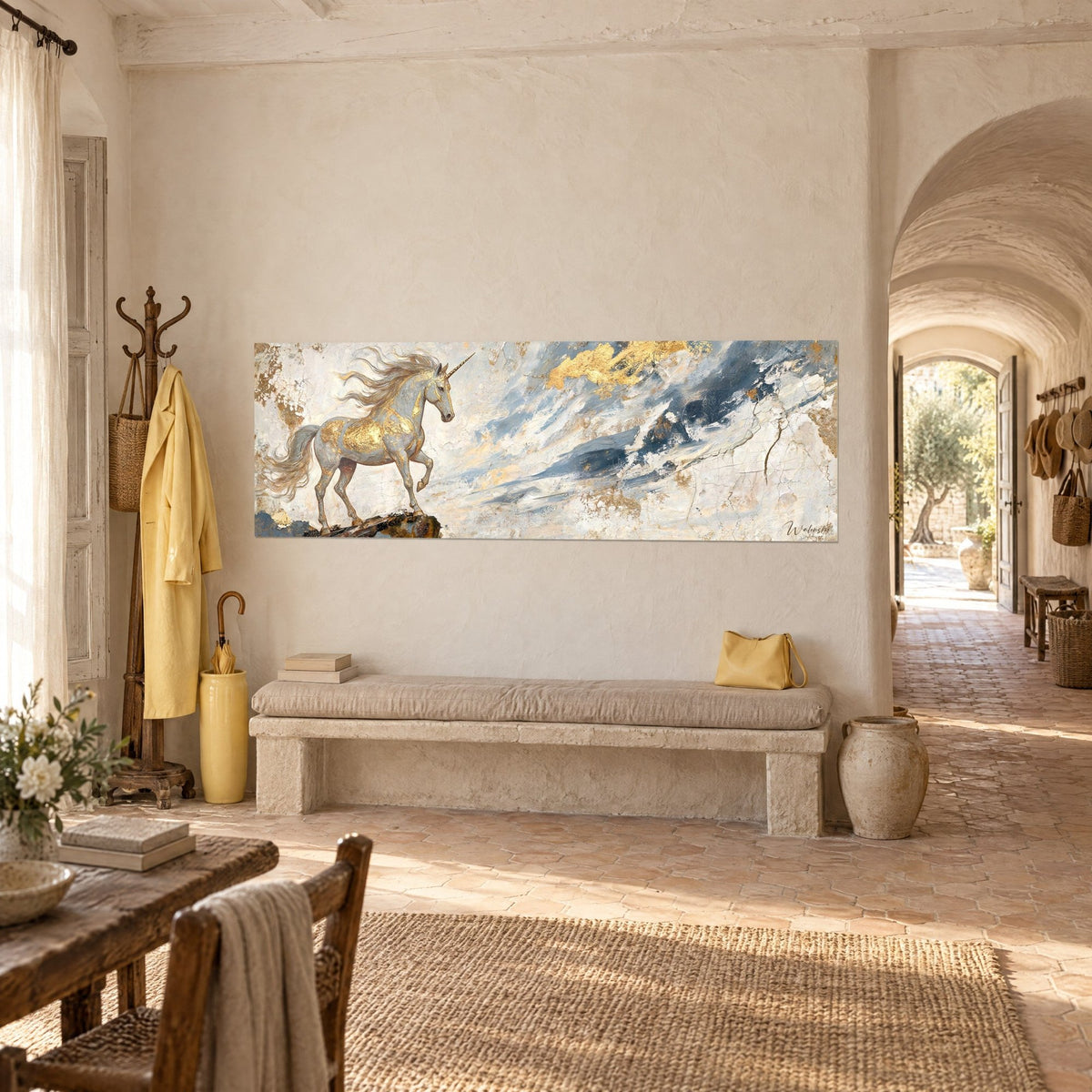 Tableau cheval fabuleux au corne dorée, pelage ivoire et nuées bleu ardoise, vue de trois-quarts dans l'entrée d'un mas provençal