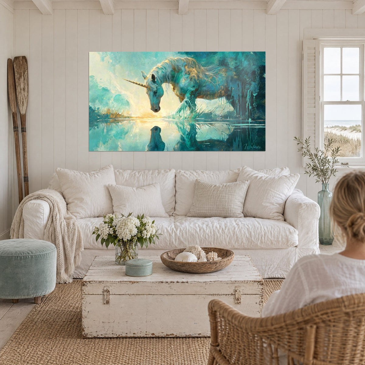 Tableau licorne turquoise penchée sur l'eau, crinière blanche et éclats dorés, au-dessus d'un canapé dans un salon lumineux