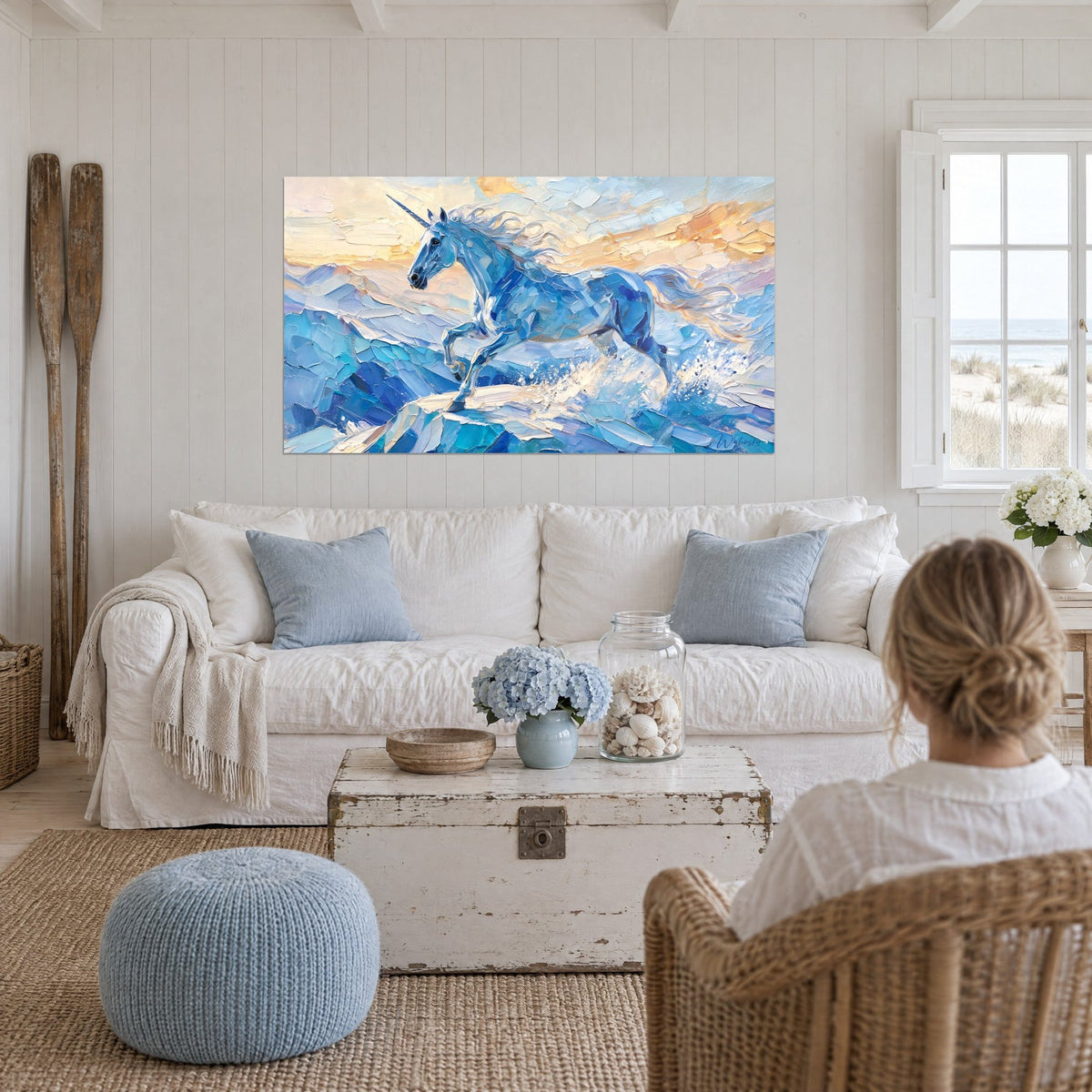 Quadro Unicorno blu al galoppo, criniera argentata e cielo dorato, pasta spessa con spatola, sopra un divano in un soggiorno luminoso
