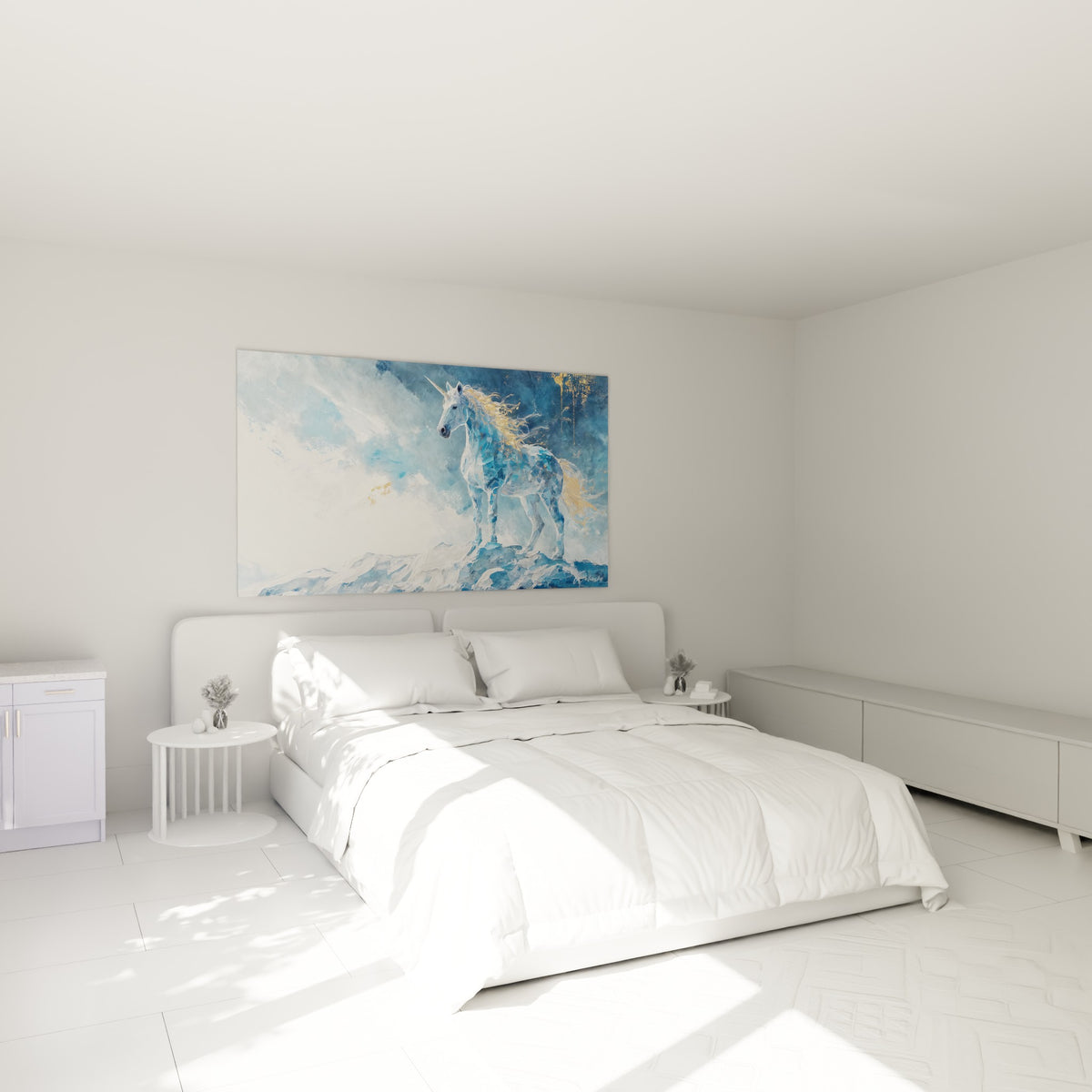 Créature mythique aux reflets bleu marine et dorés surplombant un lit dans une chambre claire