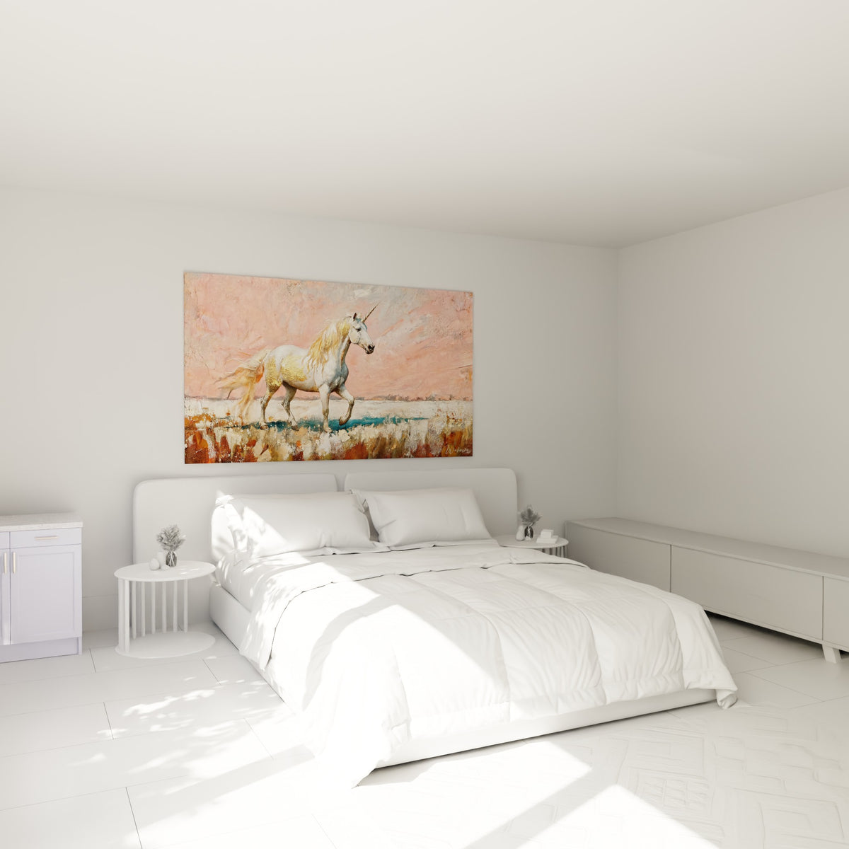 Créature légendaire blanche et dorée accrochée au-dessus d'un lit dans une chambre claire