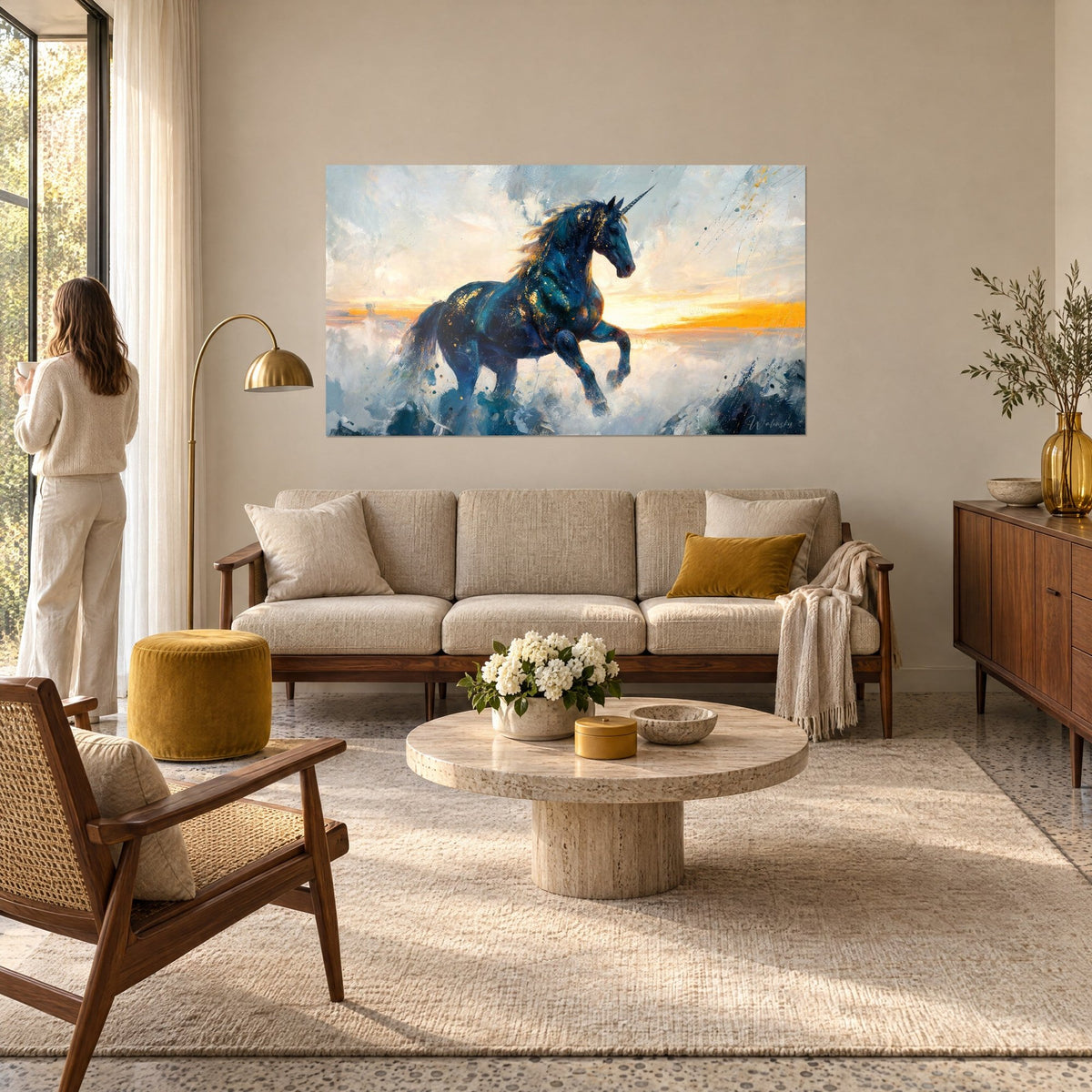 Tableau licorne cabrée à la robe bleu nuit mouchetée d'or, ciel safran et brume blanche, au-dessus d'un canapé dans un salon lumineux