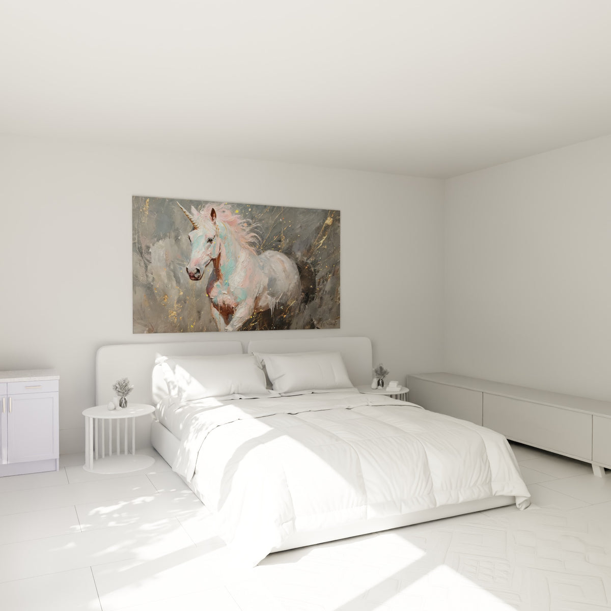 Licorne rose et turquoise en pleine course, accrochée au-dessus d'un lit dans une chambre claire