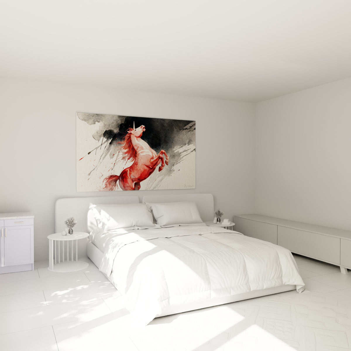 Créature mythique rouge et grise dressée sur ses pattes, accrochée au-dessus d'un lit dans une chambre claire