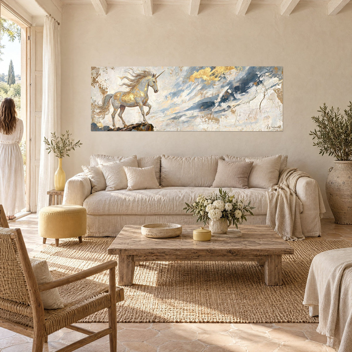 Tableau licorne immaculée à la crinière flottante, robe blanche veinée d'or, dans un mas provençal au-dessus d'un canapé dans un salon lumineux