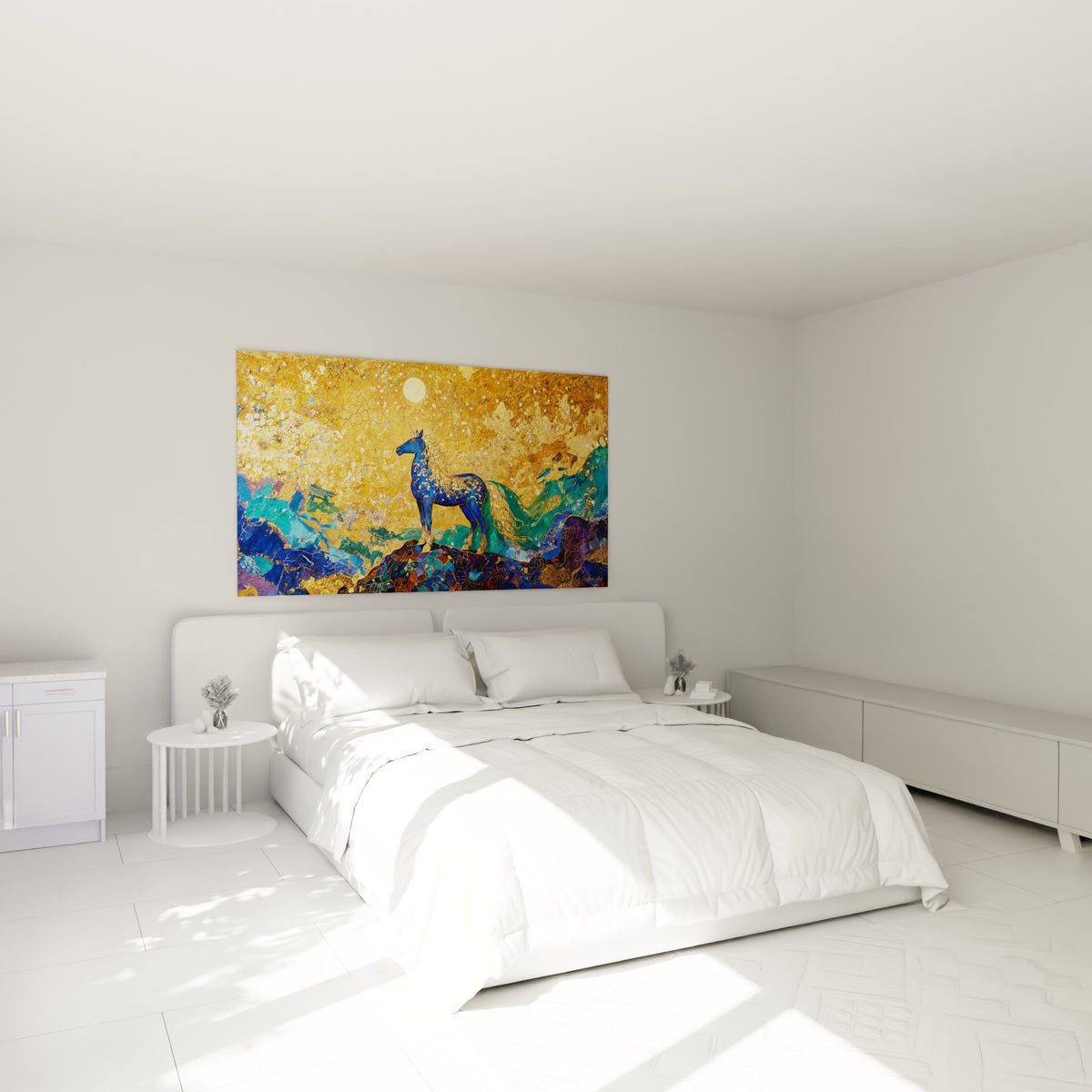 Créature bleu marine à crinière dorée trônant au-dessus d'un lit dans une chambre claire
