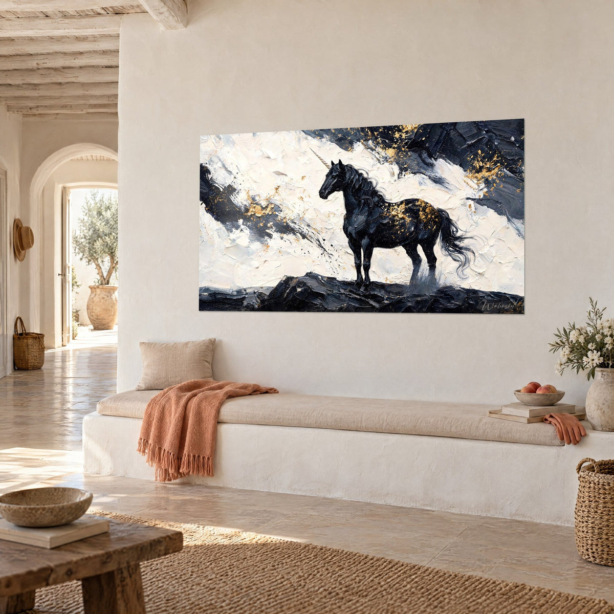 Tableau cheval fantastique noir dressé sur son rocher, pigments dorés et blanc cassé, en vue de trois-quarts, mur chaulé