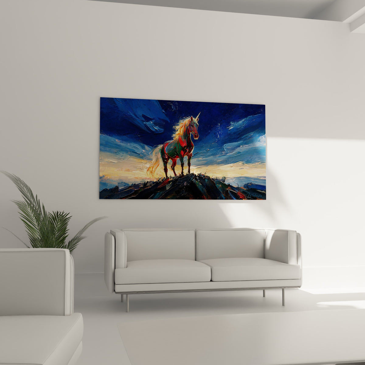 Crinière dorée et robe bleutée de la licorne suspendues au-dessus d'un canapé dans un salon lumineux