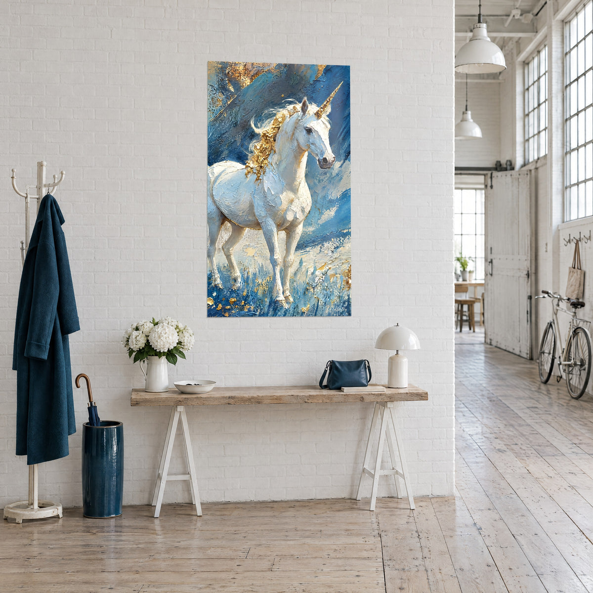 Tableau cheval féerique ivoire à crinière de feuilles d'or, pelage en reliefs de spatule, sur mur blanc, console en bois et vestiaire