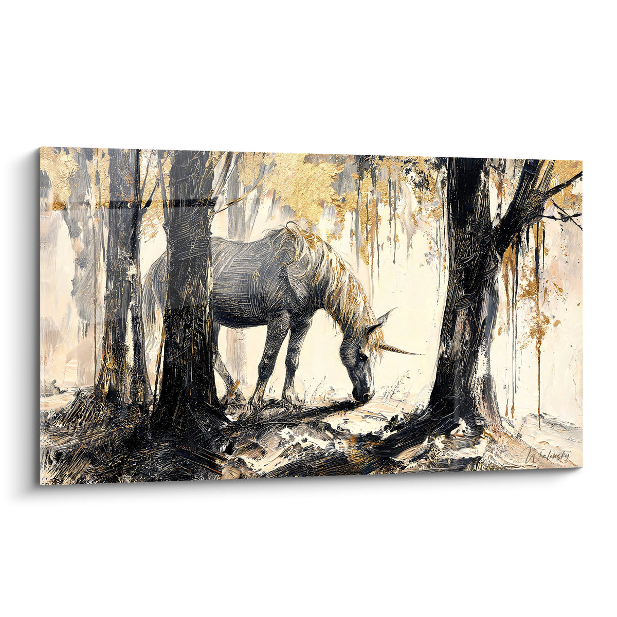 Licorne anthracite penchée vers le sol dans une forêt dorée aux troncs noirs et lumière crème.