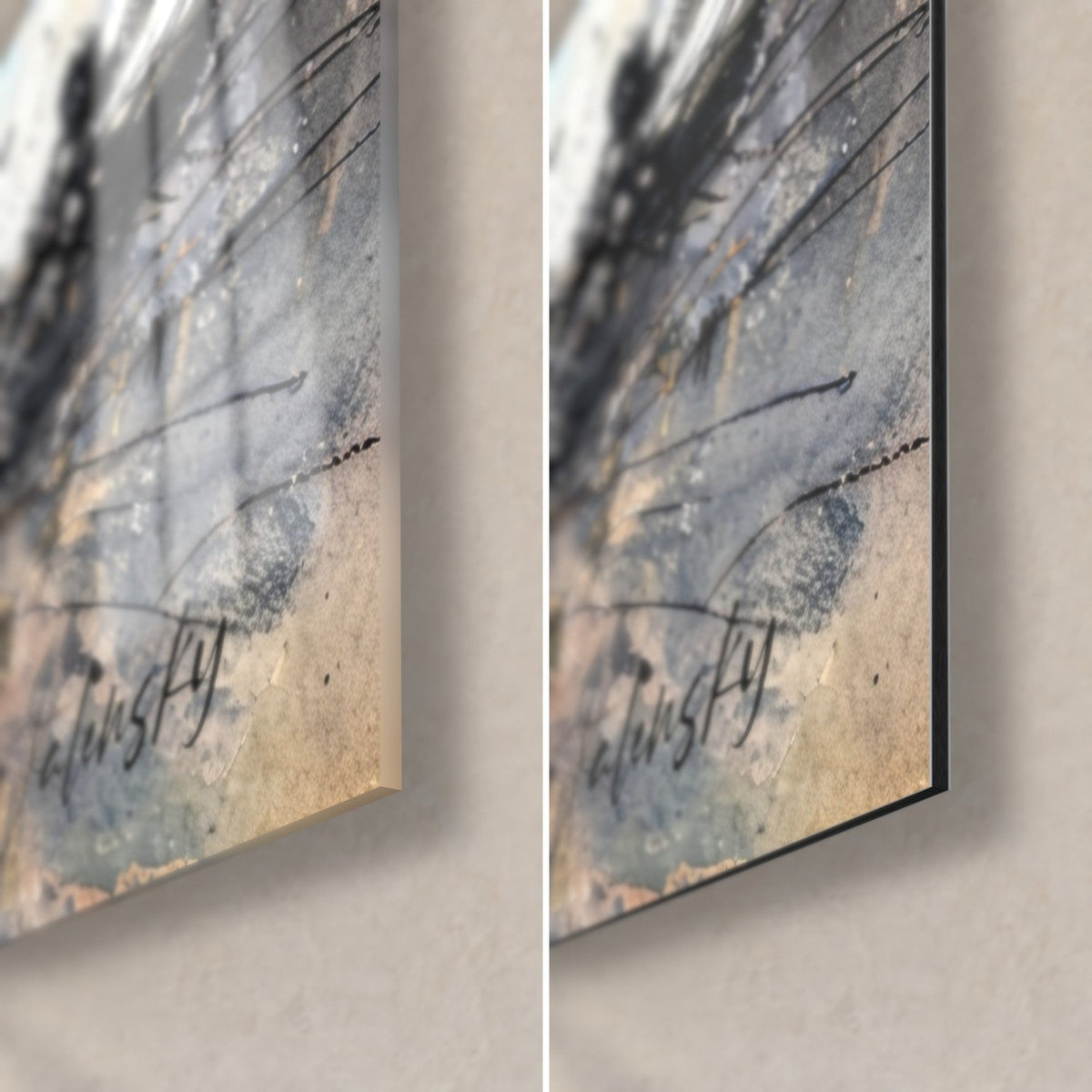 Quadro unicorno bianco, angolo in basso a destra, vetro acrilico lucido a sinistra, alluminio Dibond opaco a destra, spessore 3 mm, firma nera