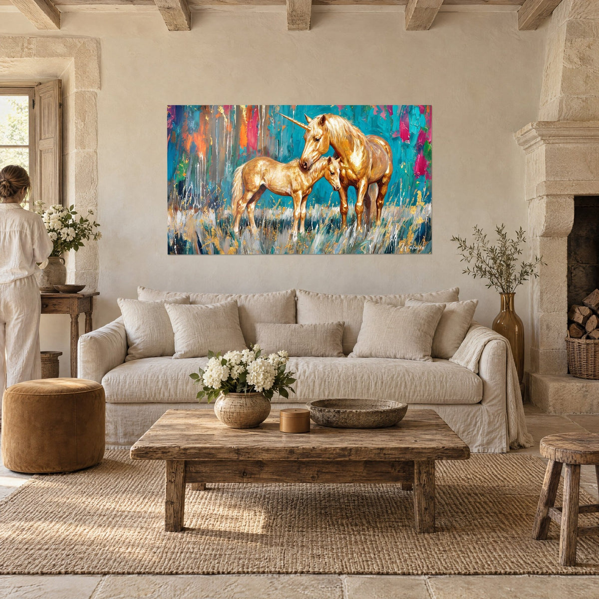 Tableau licorne dorée caressant son poulain, fond turquoise et rose vif, au-dessus d'un canapé dans un salon lumineux