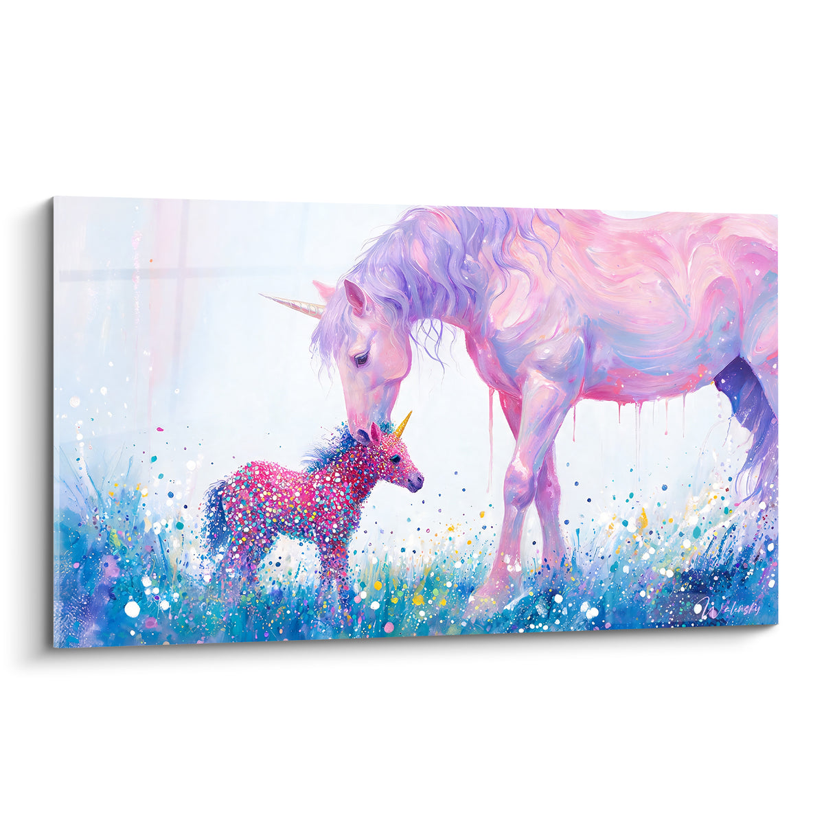 Licorne rose et violette penchée vers son poulain moucheté dans une prairie bleutée féerique