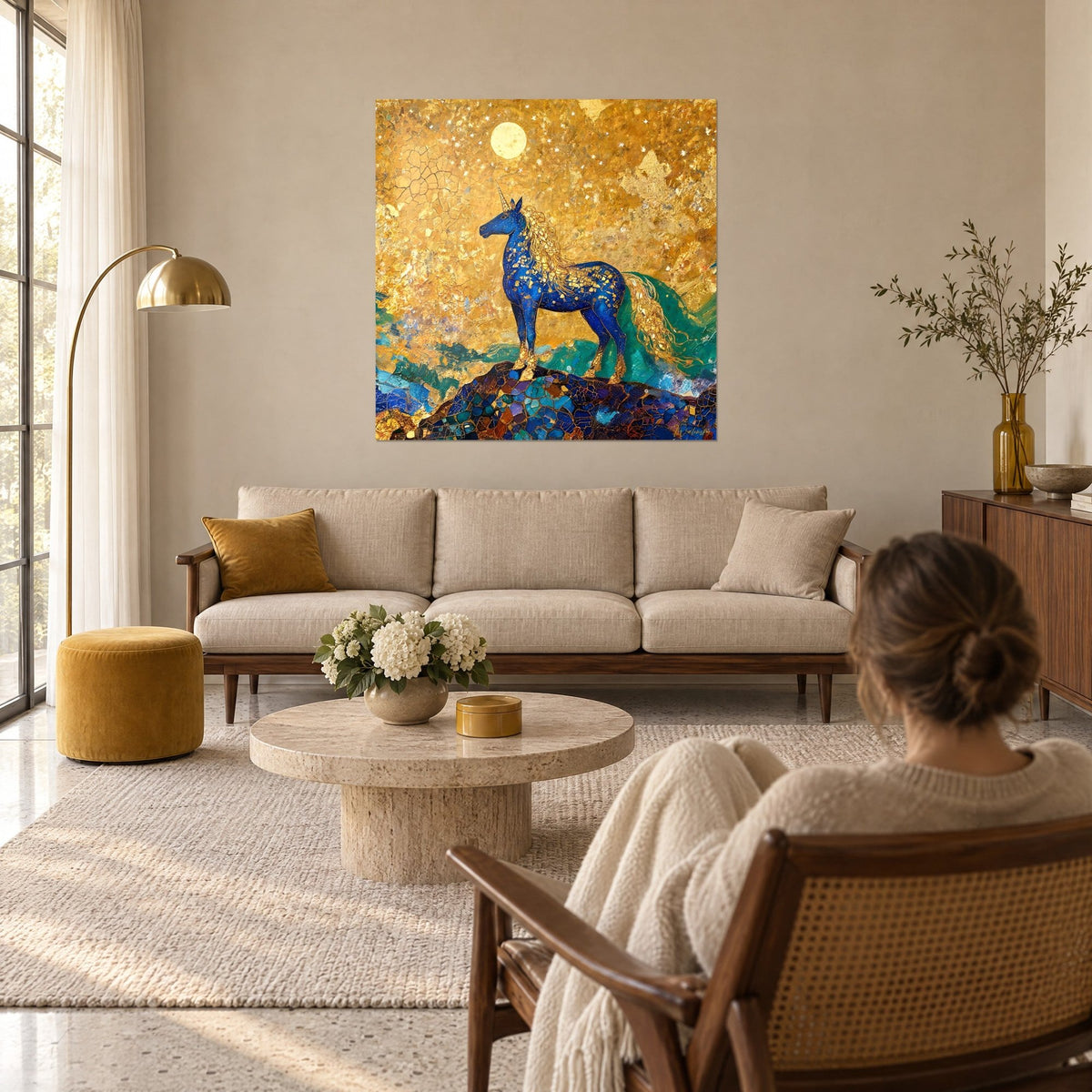 Tableau licorne indigo à crinière d'or sous une lune pâle, fond craquelé jaune et vert émeraude, au-dessus d'un canapé dans un salon lumineux