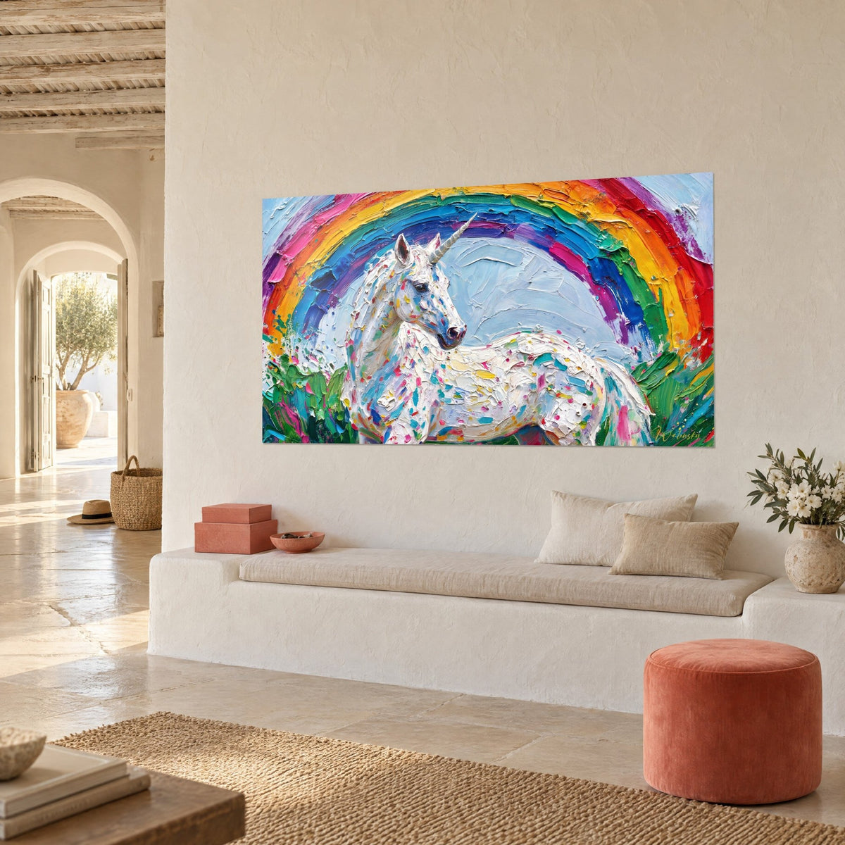 Cuadro caballo fantástico marfil salpicado de toques turquesa, arcoíris violeta y naranja, pared beige de una casa provenzal