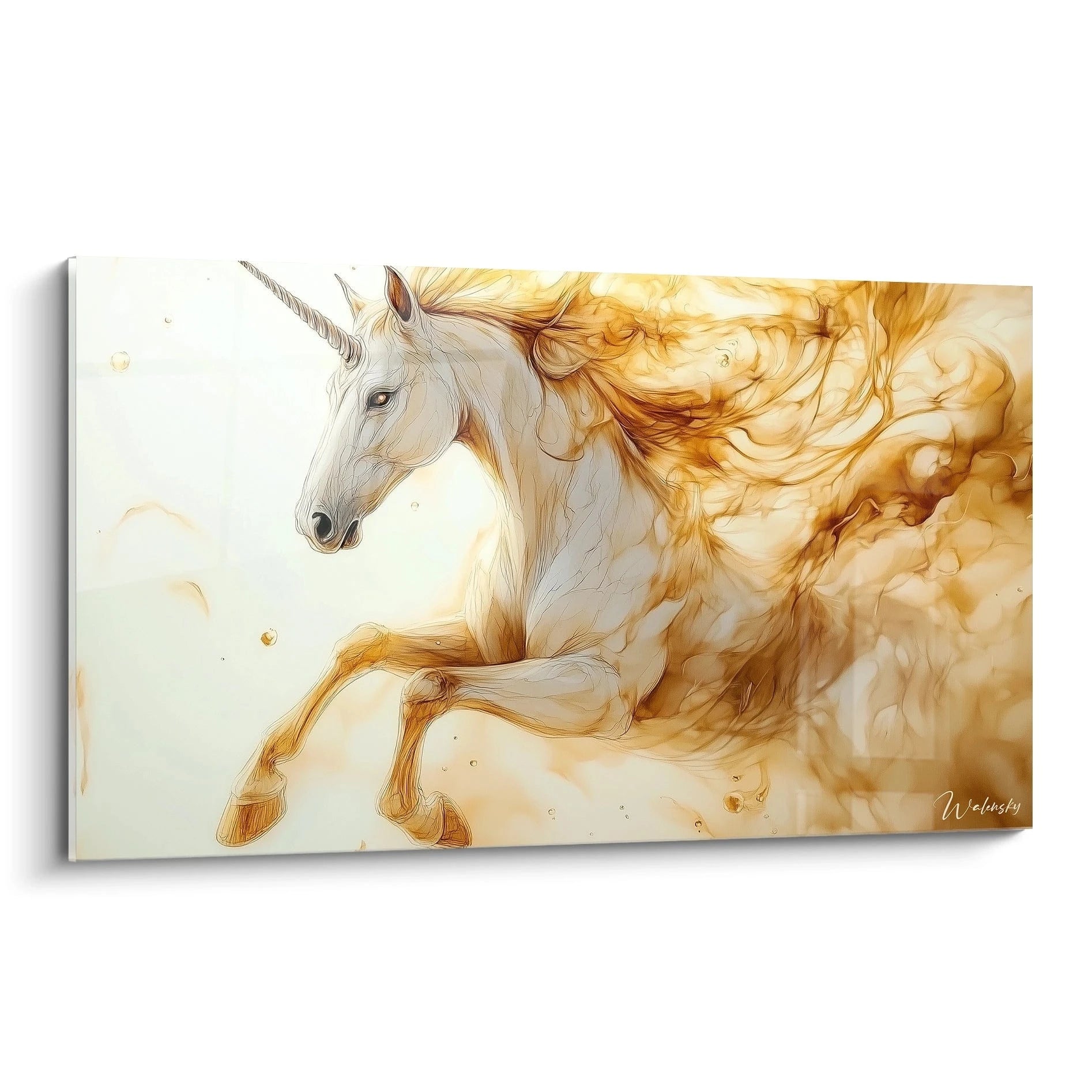 Un tableau licorne représentant une créature mythique blanche en plein galop, avec une corne torsadée et une crinière dorée fluide aux effets d'aquarelle sur fond beige clair, alliant précision anatomique et textures vaporeuses.
