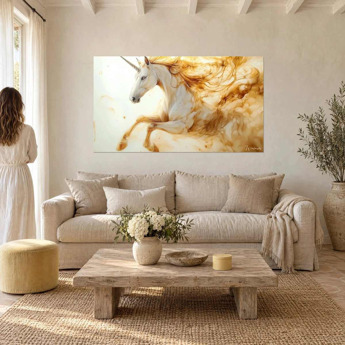 Gemälde Einhorn mit weißem Körper und bernsteinfarbenen Mähnenhaaren, aufbäumend, gewundenes Horn, elfenbeinfarbener Hintergrund, über einem Sofa in einem hellen Wohnzimmer
