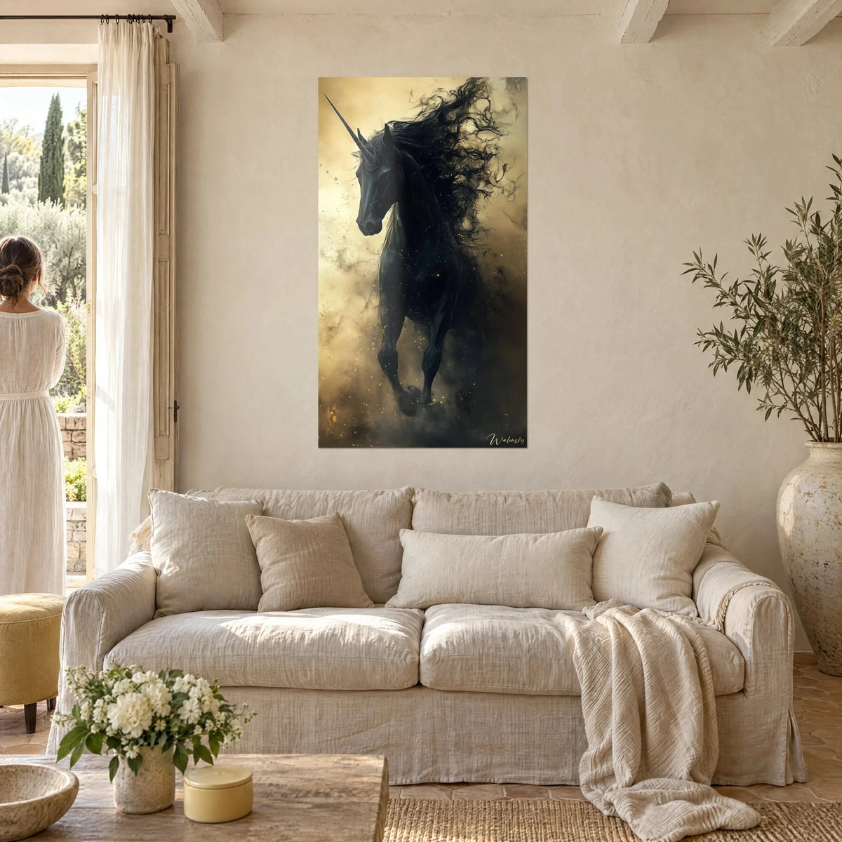 Schilderij van een zwarte eenhoorn met rookachtige manen, gouden en sepia nevel, boven een bank in een lichte woonkamer