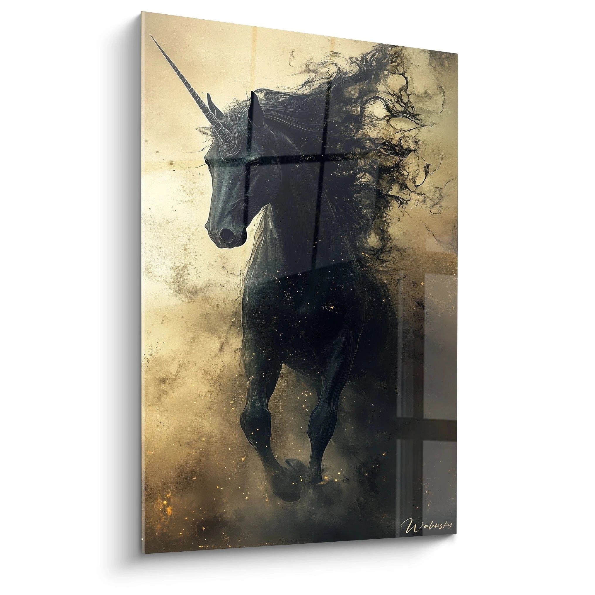 Un tableau licorne noir représentant une créature majestueuse au galop sur fond doré texturé. La crinière sombre se dissout comme de la fumée, parsemée d'éclats lumineux. La corne spiralée brille subtilement, contrastant avec le corps d'un noir profond.
