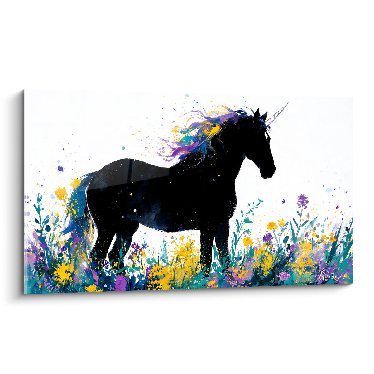 Licorne noire à crinière violette et dorée, corne argentée, debout dans une prairie fleurie